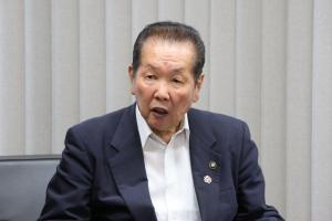 お祝いの言葉を送っている佐々木市長の写真