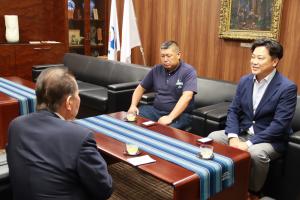 佐々木市長とナカノ様が談笑している写真