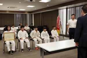 出場報告会中の選手たちの写真