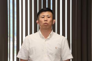 結果報告をしているさかえむら監督の写真