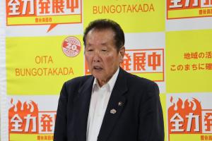 激励の言葉を送っている佐々木市長の写真
