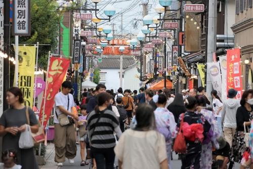 賑わう駅通り商店街