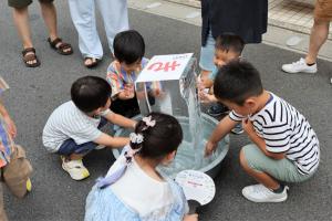 氷柱に触る子どもたち