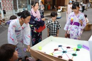縁日屋台を楽しむ来場者