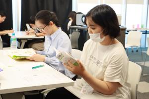 気になる本をじっくりと読む参加者の写真