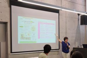 プロジェクト代表者の柴田あづささんが講座について説明している写真