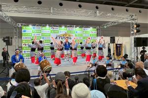 多くの観客が草地踊りを楽しんでいる様子の写真