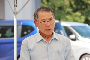 都甲史戴星塾の河野三男さんが挨拶している写真