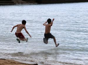 サウナ後に目の前の海に男性が飛び込んでいる画像