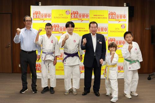 佐々木市長との集合写真の様子