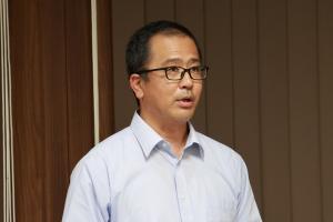 指導者の森若新平館長が大会結果などについて報告している様子