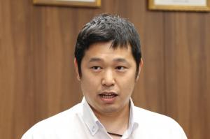 県予選会について報告する父、哲成さん