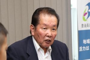 激励の言葉をかける佐々木市長