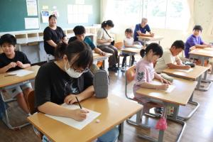 感想をメモしていく子供たちの写真