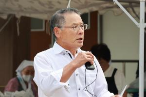 あいさつをしている河野塾長の写真