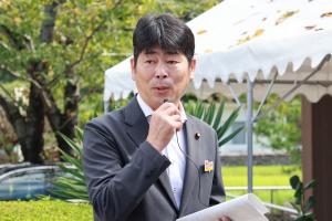 あいさつをしている野﨑副議長の写真
