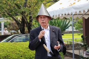 あいさつをしてる井ノ口市議会議員の写真