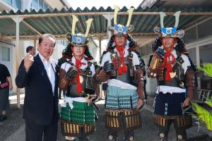 吉弘公らの恰好をした3名の生徒と佐々木市長の記念写真