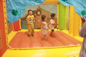 ふわふわ遊具を楽しんでいる子どもたちの写真