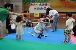 魚釣りゲームをしている子どもたちの写真