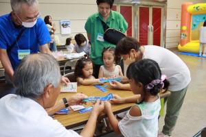 愛育会員と一緒に飛行機をつくっている子どもたちの写真