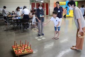 輪投げをしている子どもの写真