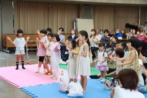 手を広げて体を動かしている子どもたちの写真
