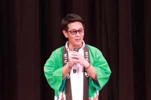劇団の紹介をしている矢野社長の写真