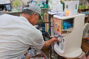 ガチャを楽しむ来場者