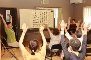 歌声喫茶で歌って楽しむ来場者