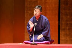 落語を披露する井上さん