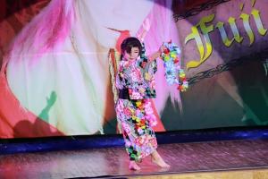 舞踊を披露している子役の写真