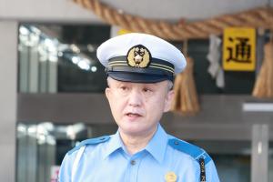 あいさつをする小野所長