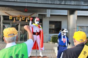 掛け声をかける昭和仮面