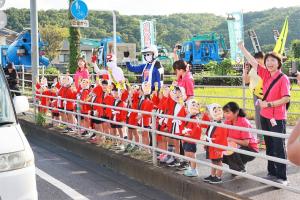 該当啓発をする園児たち