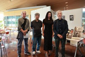 企画者と安部真知のご親族の方々の写真