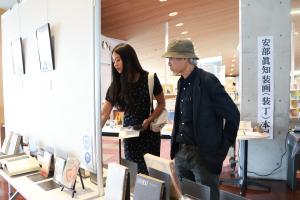 展示を見ているまのうさんとかわじさんの写真