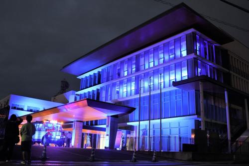 ライトアップされた市役所庁舎とボンネットバス