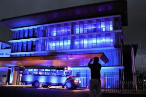 ライトアップされた市役所（正面）