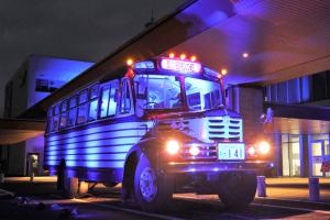 ライトアップされたボンネットバス