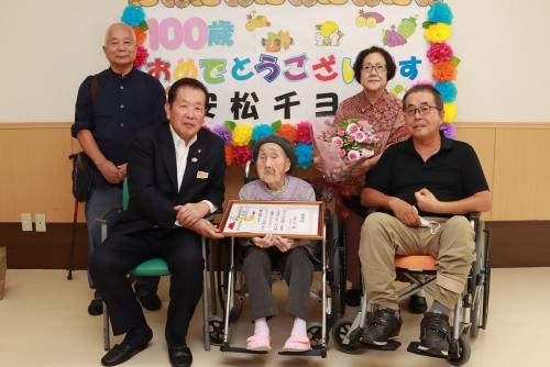 安松さん、ご親族、佐々木市長が写った記念写真