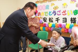 褒賞状を受け取っている写真