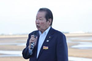 あいさつしている佐々木市長の写真