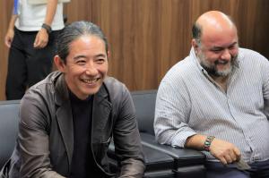 通訳の方と写真家のアルビゼさんの写真