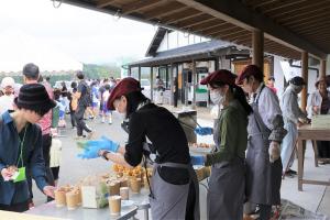 マルシェで昼食を販売