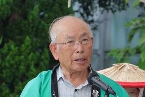 あいさつをする河野委員長