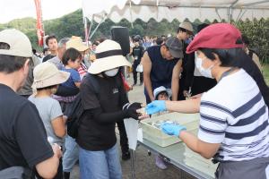 収穫後に「こびり」を配布