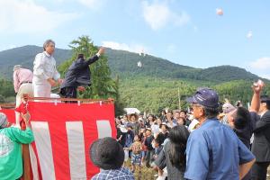 餅撒きの様子