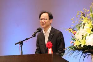 あいさつをしている佐藤県知事の写真