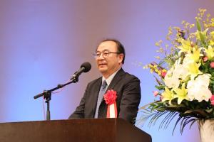 あいさつをしている田沢館長の写真